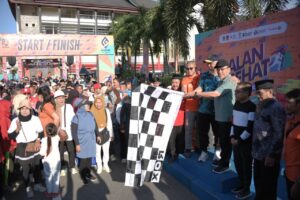 HUT ke 80 PT Garam dimeriahkan dengan jalan sehat, Minggu (5/10).(Foto: Ist)