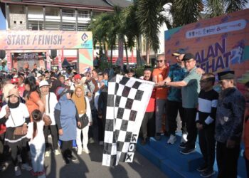 HUT ke 80 PT Garam dimeriahkan dengan jalan sehat, Minggu (5/10).(Foto: Ist)