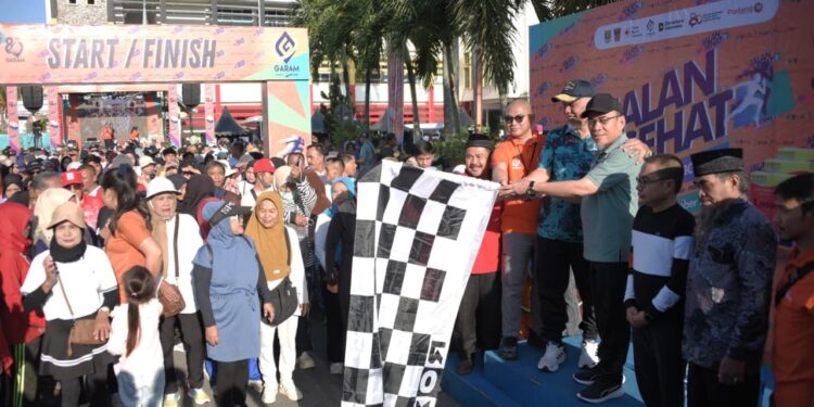 HUT ke 80 PT Garam dimeriahkan dengan jalan sehat, Minggu (5/10).(Foto: Ist)