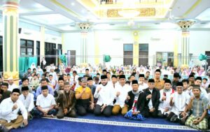 Walikota Padang Fadly Amran saat bersama peserta didik Smart Surau di Lubuk Begalung, Senin (6/10).(Foto: Ist)