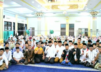 Walikota Padang Fadly Amran saat bersama peserta didik Smart Surau di Lubuk Begalung, Senin (6/10).(Foto: Ist)