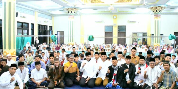 Walikota Padang Fadly Amran saat bersama peserta didik Smart Surau di Lubuk Begalung, Senin (6/10).(Foto: Ist)