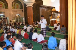 Wawako Padang Maigus Nasir saat berinteraksi dengan anak-anak peserta didik Smart Surau di Kelurahan Padang Pasir, Senin (6/10).(Foto: Ist)