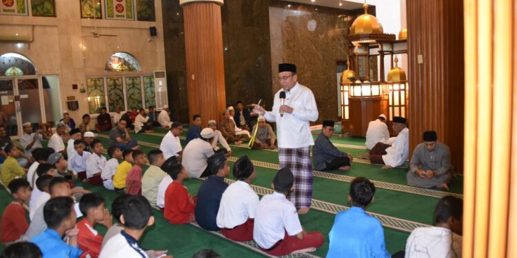 Wawako Padang Maigus Nasir saat berinteraksi dengan anak-anak peserta didik Smart Surau di Kelurahan Padang Pasir, Senin (6/10).(Foto: Ist)