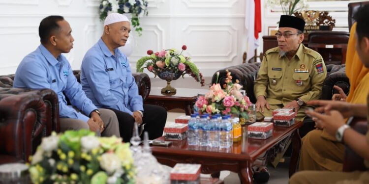 Wawako Maigus Nasir saat menerima kunjungan Dewan Pendidikan Sumbar, Senin (6/10).(Foto: Ist)