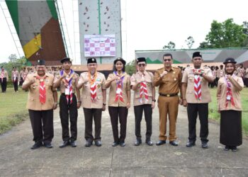 Wakil Wali Kota Padang Maigus Nasir bertindak, sebagai pembina upacara pembukaan kegiatan perlombaan Kepramukaan Festival Swarnadwipa Tahunan Universitas Andalas (Fiesta Unand) ke-39 di Bumi Perkemahan Pramuka Unand, Selasa (7/10).