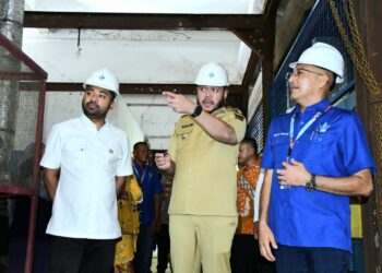 Walikota Padang Fadly Amran bersama Dirut PDAM Kota Padang Hendra Febriazal saat mendampingi kunjungan kerja Anggota Komisi V DPR RI Zigo Rolanda di kawasan IPA Gunung Pangilun, Selasa (7/10).(Foto: Ist)