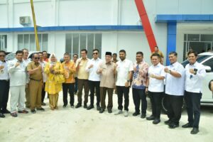 Wakil walikota Padang Maigus Nasir saat mendampingi Anggota Komisi V DPR RI Zigo Rolanda, saat meninjau revitalisasi PPS Bungus, Selasa (7/10).(Foto:Ist)