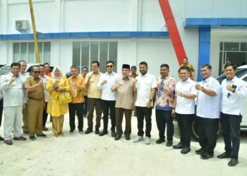 Wakil walikota Padang Maigus Nasir saat mendampingi Anggota Komisi V DPR RI Zigo Rolanda, saat meninjau revitalisasi PPS Bungus, Selasa (7/10).(Foto:Ist)