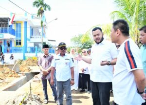 Walikota Padang Fadly Amran bersama Anggota DPRD Kota Padang Iswanto Kwara saat meninjau rehabilitasi saluran drainase dipadang pasir, Rabu (8/10). (Foto: Ist)