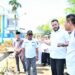 Walikota Padang Fadly Amran bersama Anggota DPRD Kota Padang Iswanto Kwara saat meninjau rehabilitasi saluran drainase dipadang pasir, Rabu (8/10). (Foto: Ist)