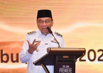 Wawako Padang Maigus Nasir Hadiri Pelantikan Lulusan Sekolah Menengah Kejuruan - Sekolah Menengah Analis Kimia (SMK–SMAK) Padang Angkatan ke-57, yang digelar di The ZHM Premiere Hotel Padang, Rabu (8/10).(Foto: Ist)