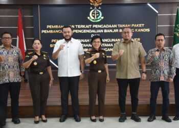 Wali Kota Padang Fadly Amran, saat hadiri rapat pembahasan bersama sejumlah pihak terkait di Kantor Kejaksaan Tinggi Sumatera Barat (Sumbar), Rabu (8/10). (Foto: Ist)