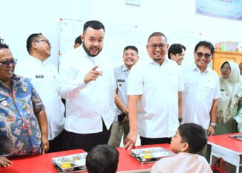 Wali Kota Padang Fadly Amran, dampingi Wakil Ketua Komisi VI DPR RI Andre Rosiade, tinjau Dapur Makan Bergizi Gratis (MBG) Surau Gadang Nanggalo, sekaligus melihat langsung pelaksanaan program MBG di SDN 5 dan SDN 13 Surau Gadang, Kecamatan Nanggalo, Jumat (10/10).