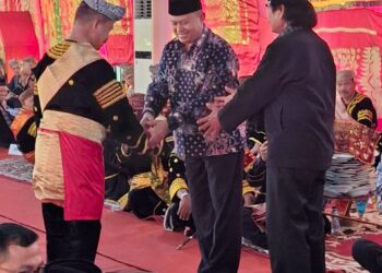 Pengukuhan Fauzi Bahar sebagai Penghulu Suku Koto.[foto : ist]