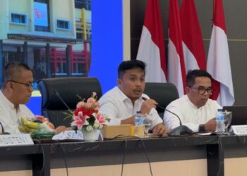 Wakil Gubernur Sumatera Barat, Vasko Ruseimy, saat memimpin rapat staf bersama seluruh kepala Organisasi Perangkat Daerah (OPD).[foto : ist]