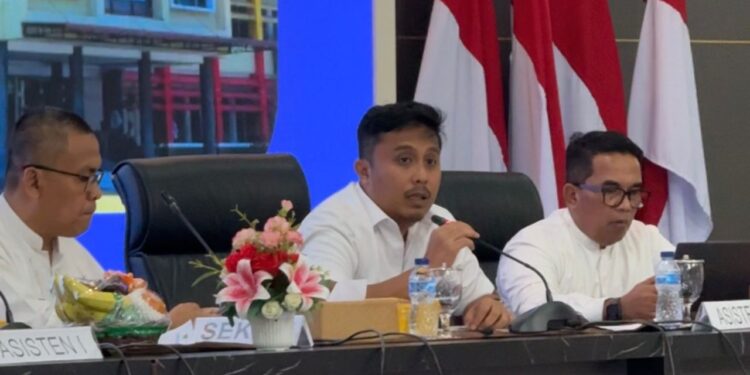 Wakil Gubernur Sumatera Barat, Vasko Ruseimy, saat memimpin rapat staf bersama seluruh kepala Organisasi Perangkat Daerah (OPD).[foto : ist]