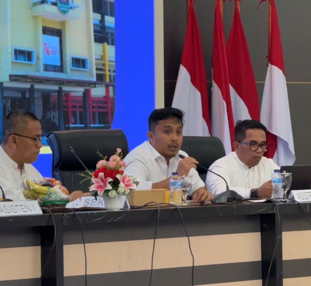 Wakil Gubernur Sumatera Barat, Vasko Ruseimy, saat memimpin rapat staf bersama seluruh kepala Organisasi Perangkat Daerah (OPD).[foto : ist]
