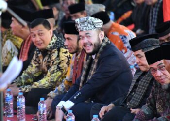 Wali Kota Padang Fadly Amran, bersama Wakil Wali Kota Padang Maigus Nasir, hadiri acara Penjamuan Batagak Panghulu Suku Koto Kenagarian Koto Tangah bagi Ketua Lembaga Kerapatan Adat Alam Minangkabau (LKAAM) Sumatera Barat (Sumbar) Fauzi Bahar, Sabtu (11/10).