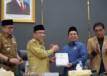 Ketua DPRD Kota Padang Muharlion saat menerima nota pengantar Rancangan Peraturan Daerah (Ranperda) tentang Anggaran Pendapatan dan Belanja Daerah (APBD) Tahun 2026 dalam sidang paripurna DPRD Kota Padang yang digelar pada Senin (13/10) di ruang sidang utama DPRD.
