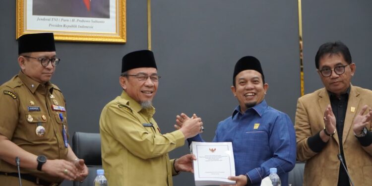 Ketua DPRD Kota Padang Muharlion saat menerima nota pengantar Rancangan Peraturan Daerah (Ranperda) tentang Anggaran Pendapatan dan Belanja Daerah (APBD) Tahun 2026 dalam sidang paripurna DPRD Kota Padang yang digelar pada Senin (13/10) di ruang sidang utama DPRD.