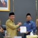 Ketua DPRD Kota Padang Muharlion saat menerima nota pengantar Rancangan Peraturan Daerah (Ranperda) tentang Anggaran Pendapatan dan Belanja Daerah (APBD) Tahun 2026 dalam sidang paripurna DPRD Kota Padang yang digelar pada Senin (13/10) di ruang sidang utama DPRD.