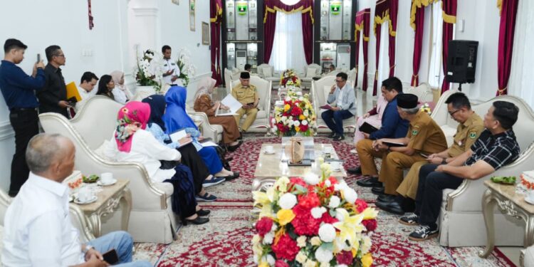 Gubernur Sumatera Barat, Mahyeldi Ansharullah, menerima audiensi dari Dewan Pengurus Daerah Asosiasi Perusahaan Perjalanan Wisata Indonesia (DPD ASITA).[foto : ist]