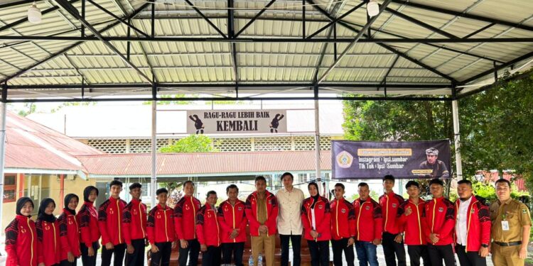 Wagub Sumbar, Vasco Ruseimy bersama atlet pencak silat Sumbar.[foto : ist]