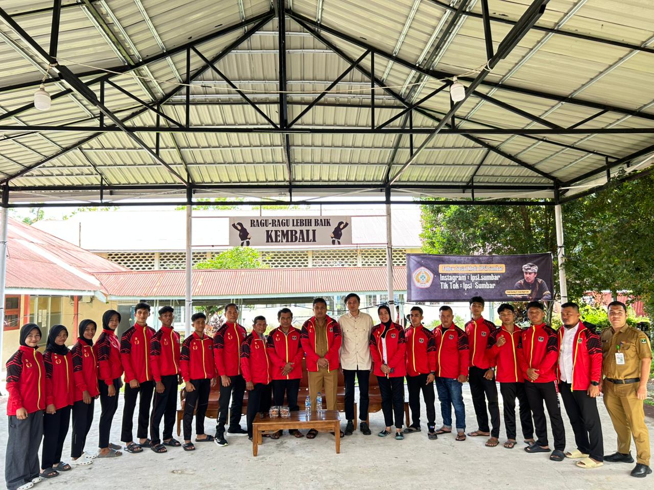 Wagub Sumbar, Vasco Ruseimy bersama atlet pencak silat Sumbar.[foto : ist]
