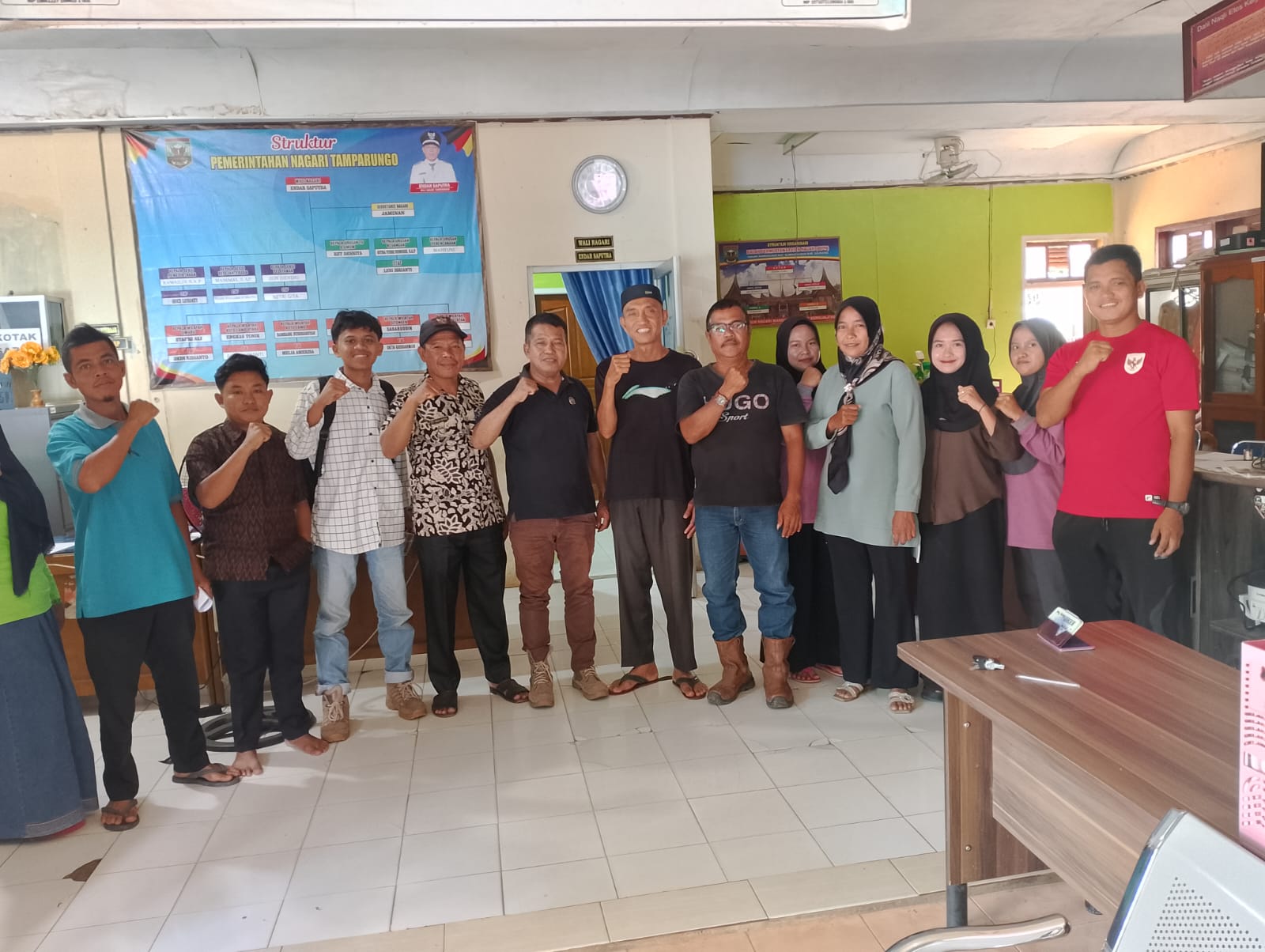 Amlasta Boy foto bersama di Kantor Nagari Tamparugo, Kecamatan Sumpur Kudus, Kabupaten Sijunjung.[foto : ist]