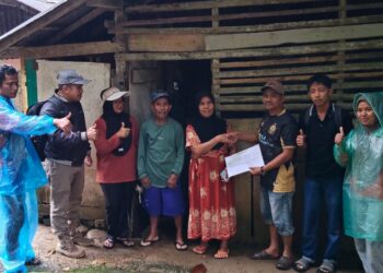 Anggota DPRD Sijunjung, Amlasta Boy saat berkunjung ke salah satu rumah warga di Kecamatan Sumpur Kudus.[foto : ist]