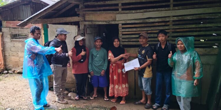 Anggota DPRD Sijunjung, Amlasta Boy saat berkunjung ke salah satu rumah warga di Kecamatan Sumpur Kudus.[foto : ist]