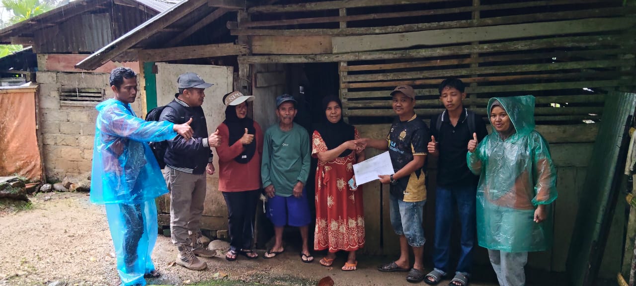 Anggota DPRD Sijunjung, Amlasta Boy saat berkunjung ke salah satu rumah warga di Kecamatan Sumpur Kudus.[foto : ist]