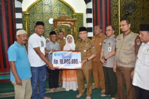 Penyerahan bantuan dilakukan oleh, Wakil Wali Kota Padang Maigus Nasir, di Masjid Darussalam, Jalan Pemancungan, Kelurahan Pasar Gadang, Selasa (14/10).