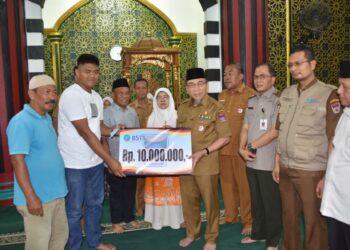 Penyerahan bantuan dilakukan oleh, Wakil Wali Kota Padang Maigus Nasir, di Masjid Darussalam, Jalan Pemancungan, Kelurahan Pasar Gadang, Selasa (14/10).