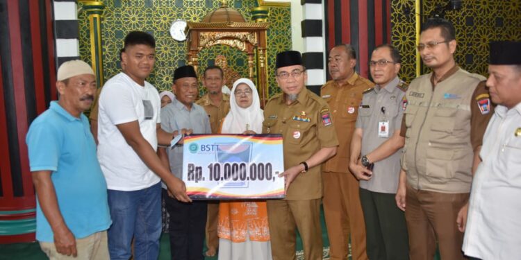 Penyerahan bantuan dilakukan oleh, Wakil Wali Kota Padang Maigus Nasir, di Masjid Darussalam, Jalan Pemancungan, Kelurahan Pasar Gadang, Selasa (14/10).