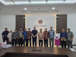 Wali Kota Padang Fadly Amran menemui, Sekretaris Jenderal Kementerian Luar Negeri RI Denny Abdi, untuk membahas peluang kerja sama luar negeri, Senin (13/10) di Kantor Kemenlu RI, Jakarta.