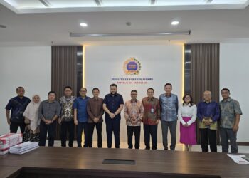 Wali Kota Padang Fadly Amran menemui, Sekretaris Jenderal Kementerian Luar Negeri RI Denny Abdi, untuk membahas peluang kerja sama luar negeri, Senin (13/10) di Kantor Kemenlu RI, Jakarta.