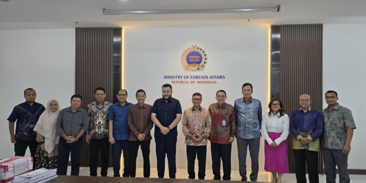 Wali Kota Padang Fadly Amran menemui, Sekretaris Jenderal Kementerian Luar Negeri RI Denny Abdi, untuk membahas peluang kerja sama luar negeri, Senin (13/10) di Kantor Kemenlu RI, Jakarta.