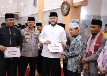 Wali Kota Padang Fadly Amran hadiri, kegiatan Subuh Mubaraqah sekaligus menyerahkan dana operasional bagi RT/RW, guru TPA/MDT, imam masjid, kader posyandu dan PAUD triwulan III di Masjid Raya Balai Gadang, Kecamatan Koto Tangah, Jumat (17/10).