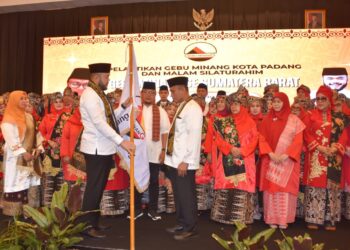 Pengurus Dewan Pimpinan Cabang (DPC) Gerakan Ekonomi dan Budaya Minangkabau (Gebu Minang) Kota Padang Periode 2025–2030 resmi dilantik, di Hotel Pangeran Beach, Minggu malam (19/10).