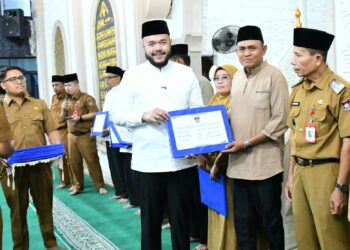 Wali Kota Padang Fadly Amran, menyerahkan secara simbolis dana operasional triwulan III tahun 2025 kepada Ketua RT/RW, guru TPQ/TQA dan MDT/MDTA, serta imam masjid, dan guru PAUD se-Kecamatan Pauh.