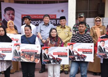 Bantuan ini berasal dari dana pokok-pokok pikiran (Pokir) Wakil Ketua Komisi IV DPR RI Alex Indra Lukman, dan diserahkan di halaman Kantor Dinas Pertanian Kota Padang, Senin (20/10).