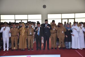 Wali Kota Padang Fadly Amran melantik, sebanyak 122 orang pejabat administrator dan pengawas di lingkungan Pemerintah Kota Padang.