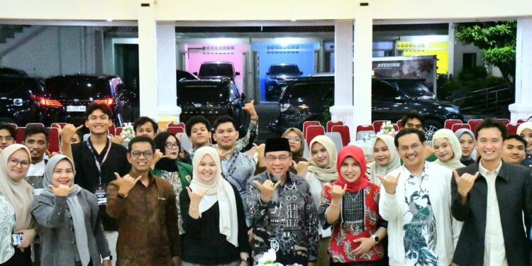 Pemerintah Kota Padang gelar, jamuan silaturahmi bagi peserta Seminar Nasional yang diselenggarakan oleh Fakultas Hukum Universitas Andalas (FH Unand), di Palanta Kediaman Resmi Wali Kota Padang, Senin (20/10) malam.(Foto: Ist)