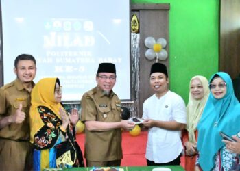 Wakil Wali Kota Padang Maigus Nasir, memberikan orasi ilmiah dalam seminar peringatan Milad ke-5 Politeknik Aisyiyah (Polita) Sumatera Barat (Sumbar), yang berlangsung di kampus Polita Sumbar, Selasa (21/10).(Foto: Ist)