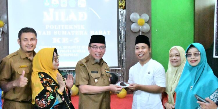 Wakil Wali Kota Padang Maigus Nasir, memberikan orasi ilmiah dalam seminar peringatan Milad ke-5 Politeknik Aisyiyah (Polita) Sumatera Barat (Sumbar), yang berlangsung di kampus Polita Sumbar, Selasa (21/10).(Foto: Ist)