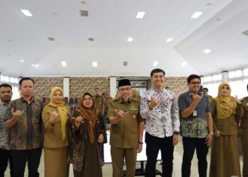 Wakil Wali Kota Padang Maigus Nasir hadiri, Rapat Evaluasi bersama Tim Satgas Percepatan Program Jaminan Kesehatan Masyarakat (Jamkesmas) Tahun 2025 di Aula Dinas Kesehatan Kota Padang, Selasa (21/10).(Foto:Ist)
