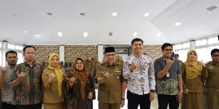 Wakil Wali Kota Padang Maigus Nasir hadiri, Rapat Evaluasi bersama Tim Satgas Percepatan Program Jaminan Kesehatan Masyarakat (Jamkesmas) Tahun 2025 di Aula Dinas Kesehatan Kota Padang, Selasa (21/10).(Foto:Ist)