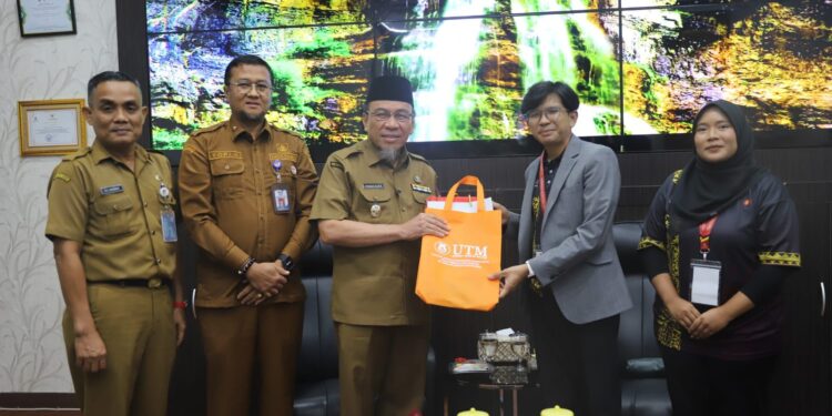 Wakil Wali Kota Padang Maigus Nasir, menerima kunjungan mahasiswa asal Negeri Sembilan dari Universitas Teknologi Malaysia (UTM) di Lounge Balai Kota Aia Pacah, Selasa (21/10).(Foto: Ist)